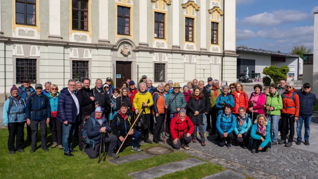 Insgesamt 80 Mitglieder des OÖ Seniorenbundes pilgerten am Benediktweg von Traun über St. Florian in das Stift Schlierbach.